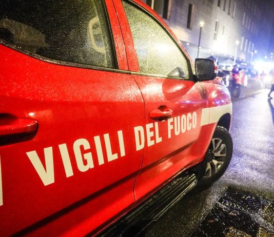 Incendio nella notte nel grattacielo di Ferrara, evacuati i residenti
