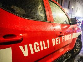 In fiamme uno stabilimento balneare a Marina di Sibari, danneggiata la struttura