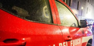 In fiamme uno stabilimento balneare a Marina di Sibari, danneggiata la struttura