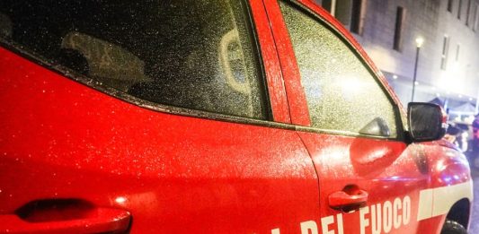 In fiamme uno stabilimento balneare a Marina di Sibari, danneggiata la struttura