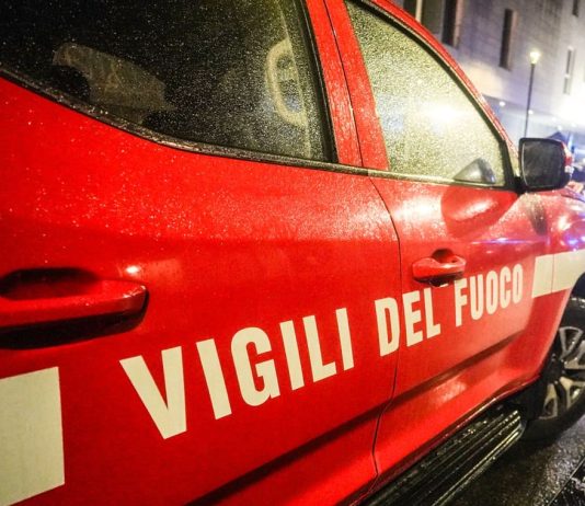 In fiamme uno stabilimento balneare a Marina di Sibari, danneggiata la struttura