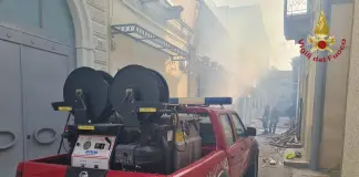 Edificio crolla dopo un’esplosione nel Barese, trovati i corpi senza vita di due anziani sotto le macerie