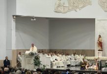 Palermo, l’arcivescovo Lorefice visita lo Zen: “La politica è lontana dai problemi della gente” / VIDEO