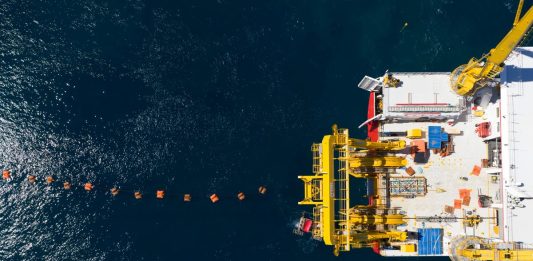 Terna, completata la posa del primo cavo sottomarino del ramo ovest del Tyrrhenian Link che collegherà la Sicilia e la Sardegna