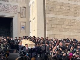 Crans-Montana, folla commossa a Roma e Milano per l’ultimo saluto a Riccardo Minghetti, Achille Barosi e Chiara Costanzo / Video