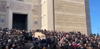 Crans-Montana, folla commossa a Roma e Milano per l’ultimo saluto a Riccardo Minghetti, Achille Barosi e Chiara Costanzo / Video