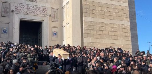 Crans-Montana, folla commossa a Roma e Milano per l’ultimo saluto a Riccardo Minghetti, Achille Barosi e Chiara Costanzo / Video