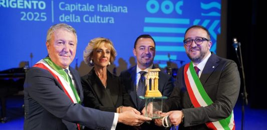 Capitale italiana della cultura, Agrigento passa il testimone a L’Aquila