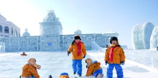 Cina: gruppo di bambini in viaggio alla scoperta del nord-est del Paese (1)