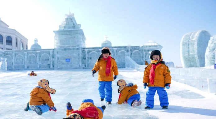 Cina: gruppo di bambini in viaggio alla scoperta del nord-est del Paese (1)