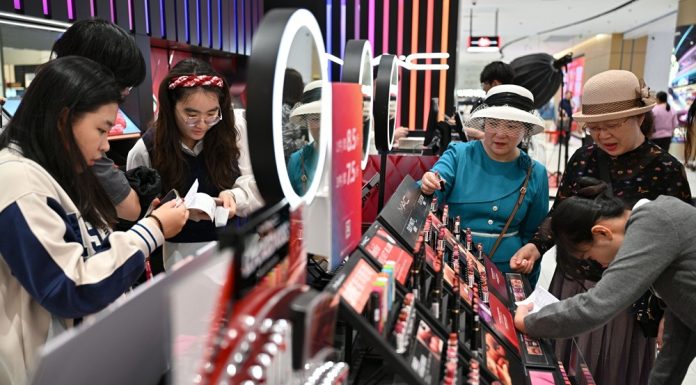 Cina: boom dello shopping duty-free nel porto di libero scambio di Hainan