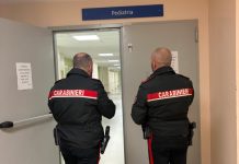 Catania, una mamma prova a soffocare la figlia di 5 mesi: i Carabinieri la bloccano / Video