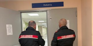 Catania, una mamma prova a soffocare la figlia di 5 mesi: i Carabinieri la bloccano / Video