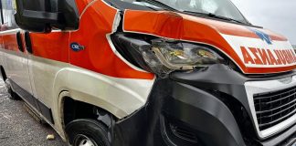 Maltempo, un’ambulanza Seus del 118 investita da un’onda durante un soccorso nel Messinese / Video