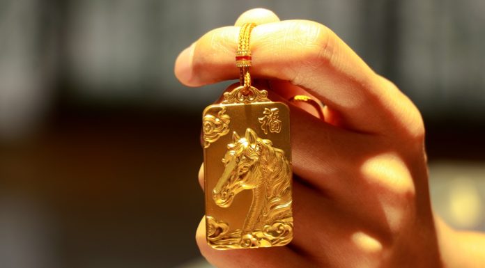 Cina: le foto dei prodotti in oro per l’Anno del Cavallo (2)