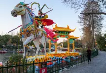 Cina: le mani di un artigiano dietro le celebri lanterne di Nanchino (1)