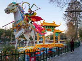 Cina: le mani di un artigiano dietro le celebri lanterne di Nanchino (1)