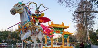 Cina: le mani di un artigiano dietro le celebri lanterne di Nanchino (1)