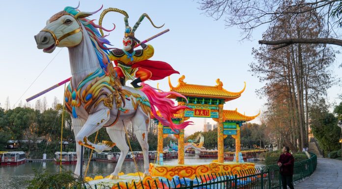 Cina: le mani di un artigiano dietro le celebri lanterne di Nanchino (1)