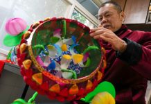 Cina: le mani di un artigiano dietro le celebri lanterne di Nanchino (2)