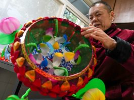 Cina: le mani di un artigiano dietro le celebri lanterne di Nanchino (2)