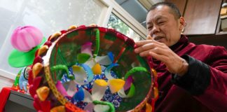 Cina: le mani di un artigiano dietro le celebri lanterne di Nanchino (2)