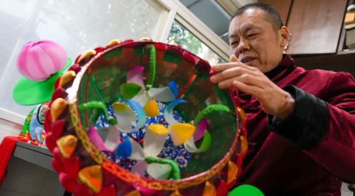 Cina: le mani di un artigiano dietro le celebri lanterne di Nanchino (2)