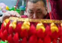 Cina: le mani di un artigiano dietro le celebri lanterne di Nanchino (3)