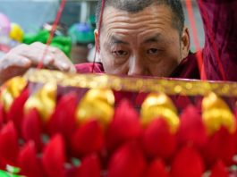 Cina: le mani di un artigiano dietro le celebri lanterne di Nanchino (3)