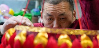 Cina: le mani di un artigiano dietro le celebri lanterne di Nanchino (3)