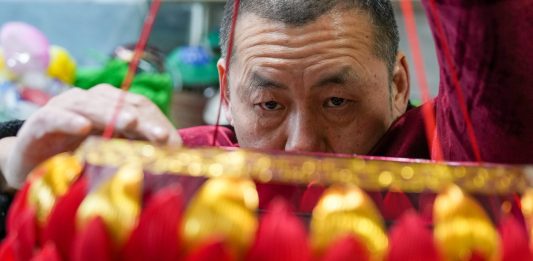 Cina: le mani di un artigiano dietro le celebri lanterne di Nanchino (3)