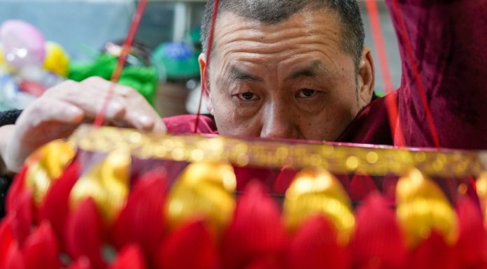 Cina: le mani di un artigiano dietro le celebri lanterne di Nanchino (3)