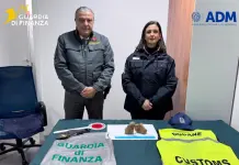 All’aeroporto di Alghero un turista è stato trovato in possesso di un reperto archeologico