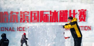 Cina: iniziata a Harbin competizione di sculture di ghiaccio (1)