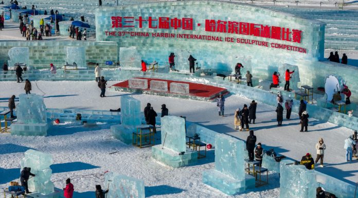 Cina: iniziata a Harbin competizione di sculture di ghiaccio (2)
