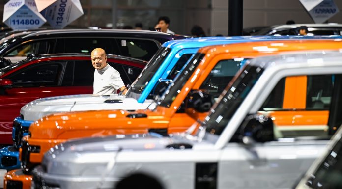 Cina: produzione e vendite di auto ai massimi storici nel 2025