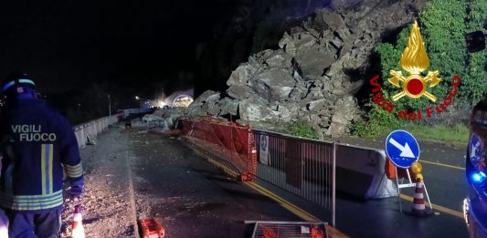 Imponente frana invade l’Aurelia fra Arenzano e Genova
