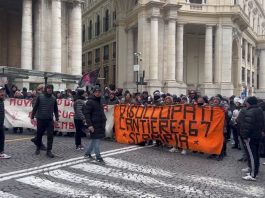 Disoccupati e comitati di Bagnoli scendono in piazza a Napoli contro l’America’s Cup / Video