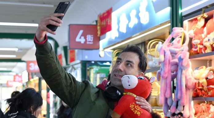 Cina: peluche con errore di cucitura diventa virale (2)