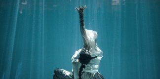 Cina: Sanya ospita competizione di danza estrema subacquea (1)