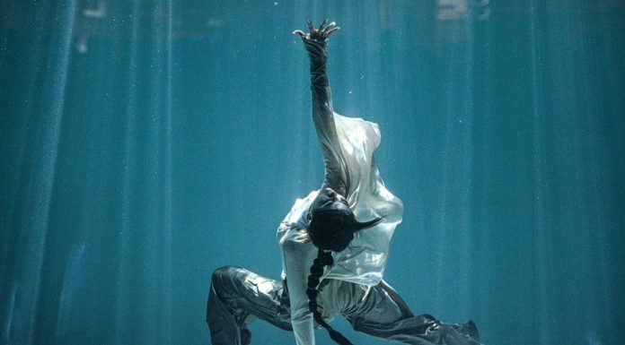 Cina: Sanya ospita competizione di danza estrema subacquea (1)