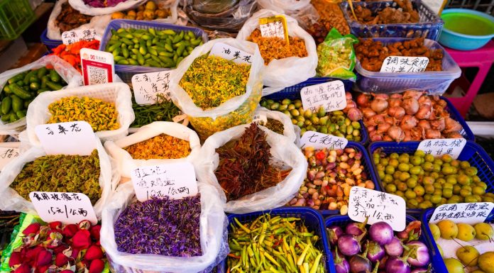 Cina: a Kunming il mercato Daguan Zhuanxin offre cibi e atmosfere locali (3)