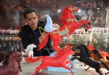 Cina: artigiani dello Shandong si preparano per l’Anno del cavallo (1)