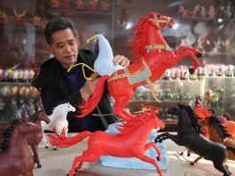 Cina: artigiani dello Shandong si preparano per l’Anno del cavallo (1)