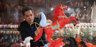 Cina: artigiani dello Shandong si preparano per l’Anno del cavallo (1)