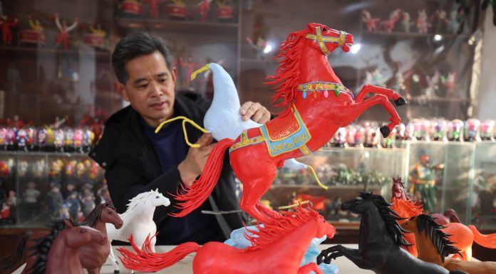Cina: artigiani dello Shandong si preparano per l’Anno del cavallo (1)