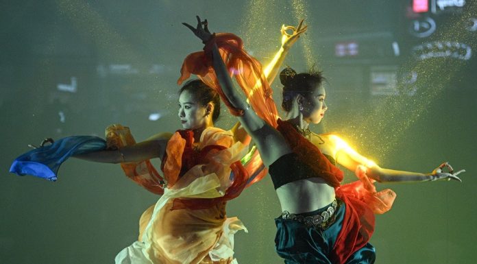 Cina: Sanya ospita competizione di danza estrema subacquea (2)