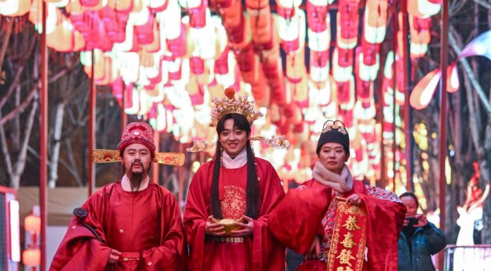 Cina: a Chongqing un festival delle lanterne per celebrare il Capodanno (2)