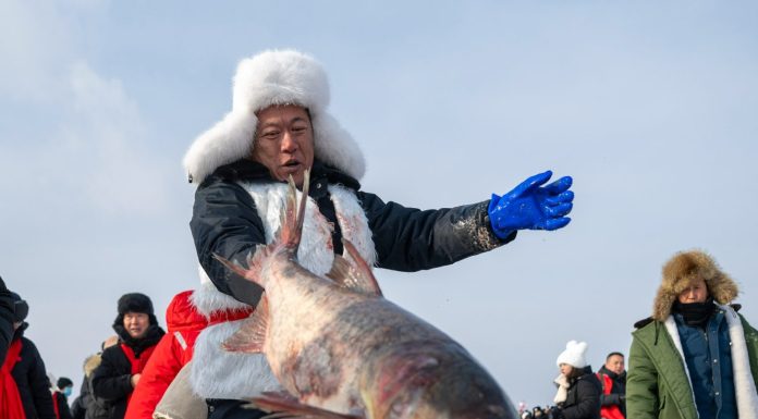 Cina: al Lago Xingkai inaugurato il festival della pesca invernale (3)