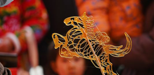 Cina: artigiani dello Shandong si preparano per l’Anno del cavallo (2)